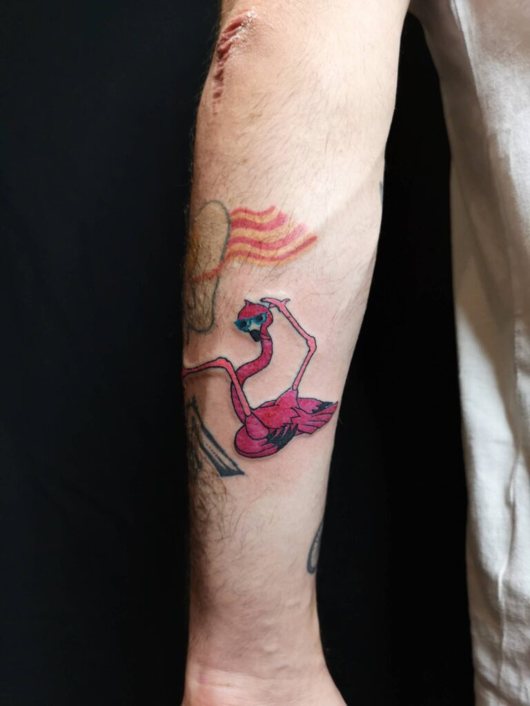 Tattoo Anansi München Artist Patrick Comic ignorant style color flamingo funny party